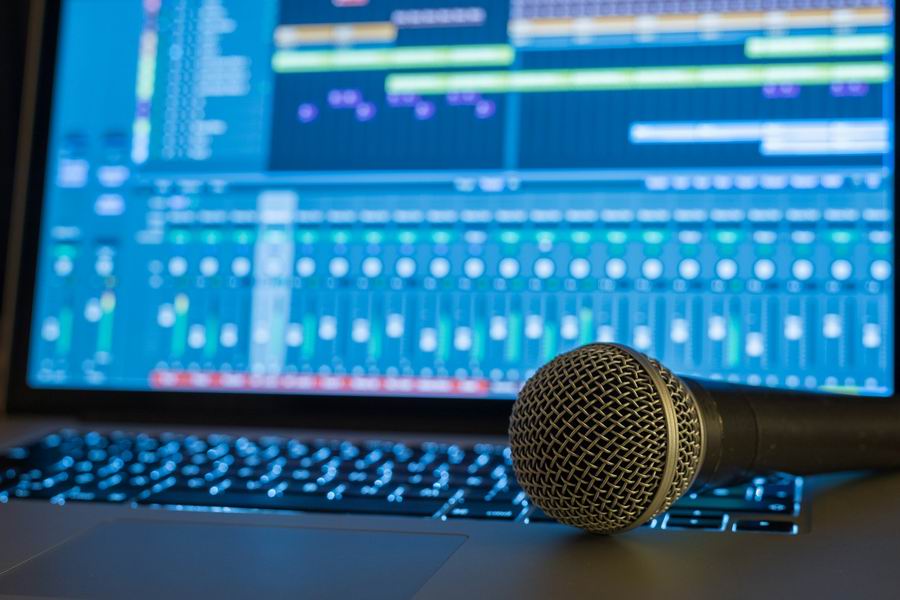 Микрофон и DAW на ноутбуке
